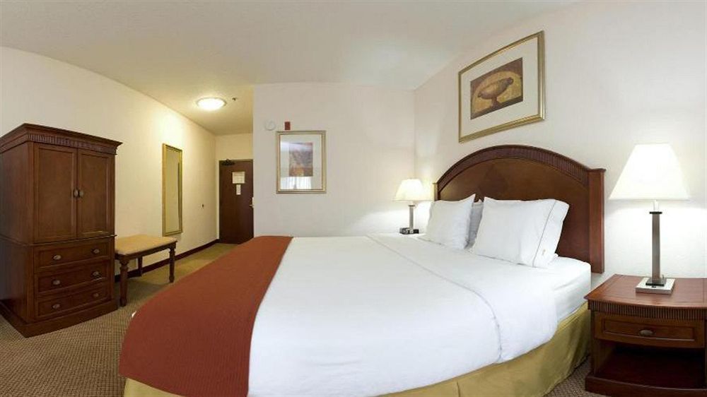 Holiday Inn Express & Suites Detroit - Farmington Hills By Ihg Northville Esterno foto