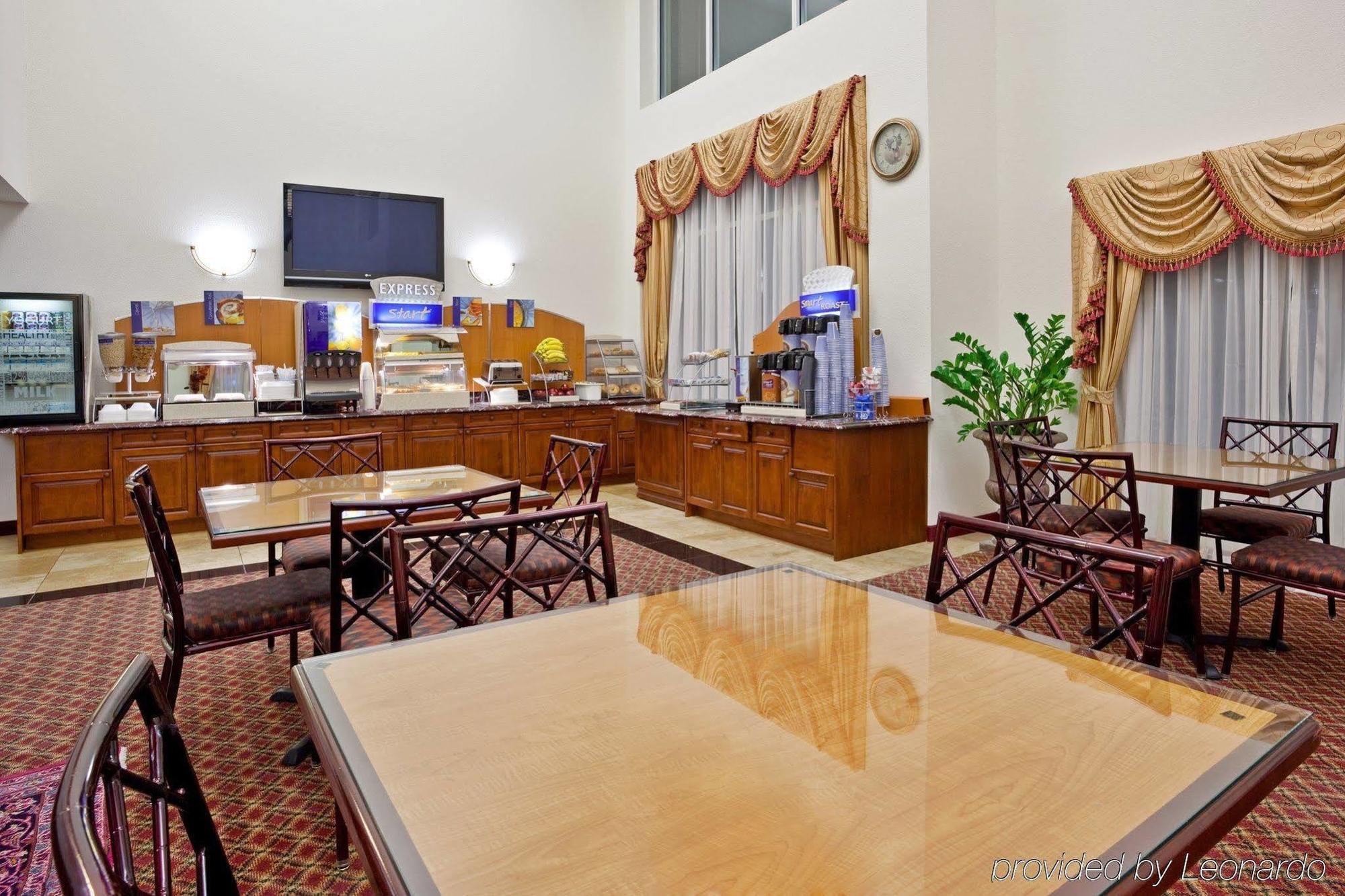 Holiday Inn Express & Suites Detroit - Farmington Hills By Ihg Northville Esterno foto